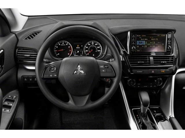 2022 Mitsubishi Eclipse Cross ES, stříbrná, 148 900 km, dovoz Kanada — foto 4 z 5