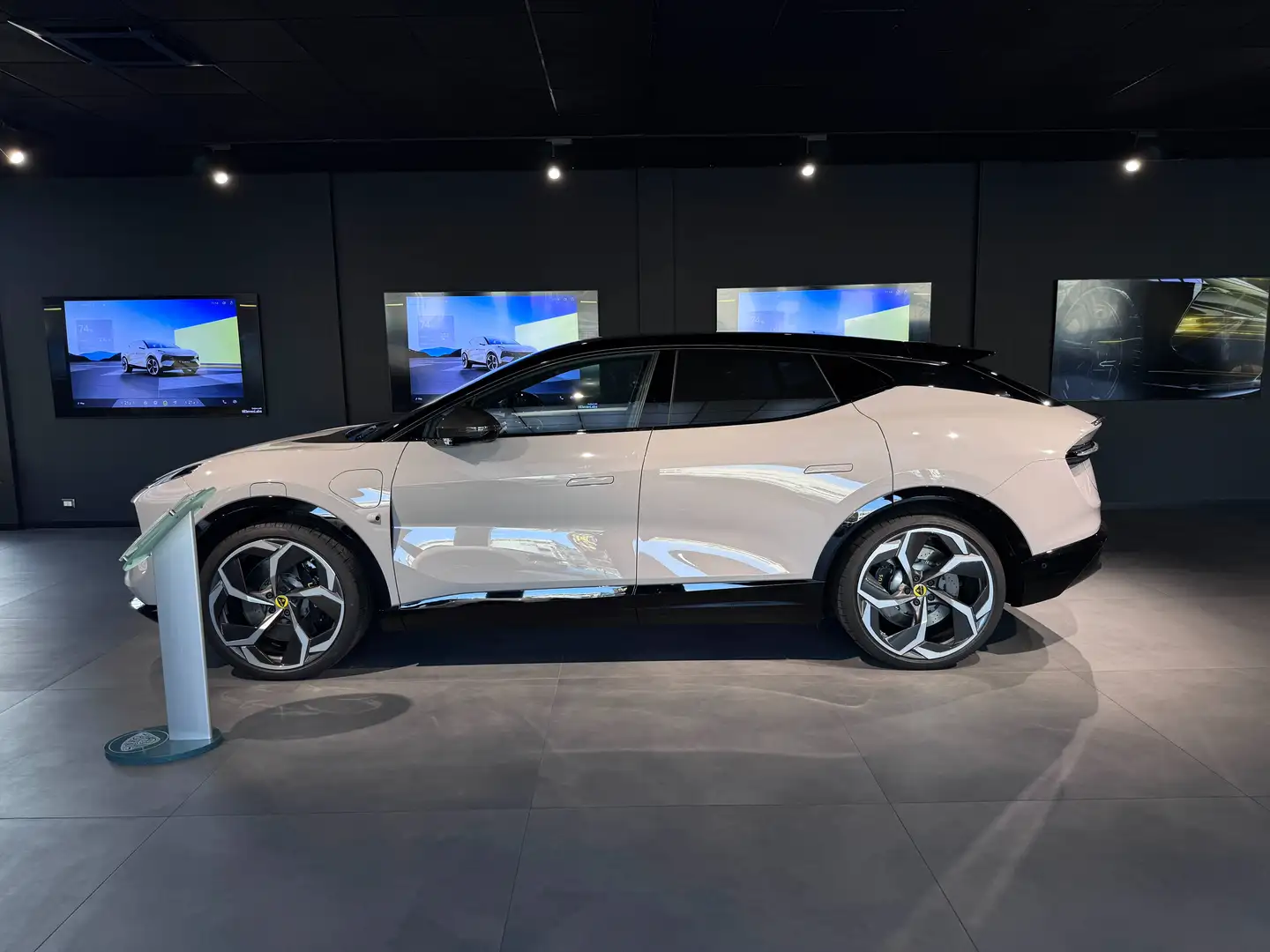 2026 Lotus Eletre, 1 km, Itálie — foto 3 z 12