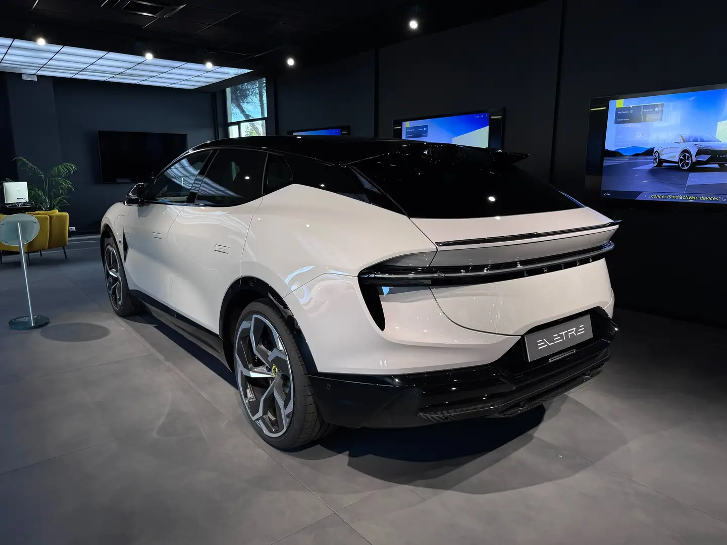 2026 Lotus Eletre, 1 km, Itálie — foto 4 z 12