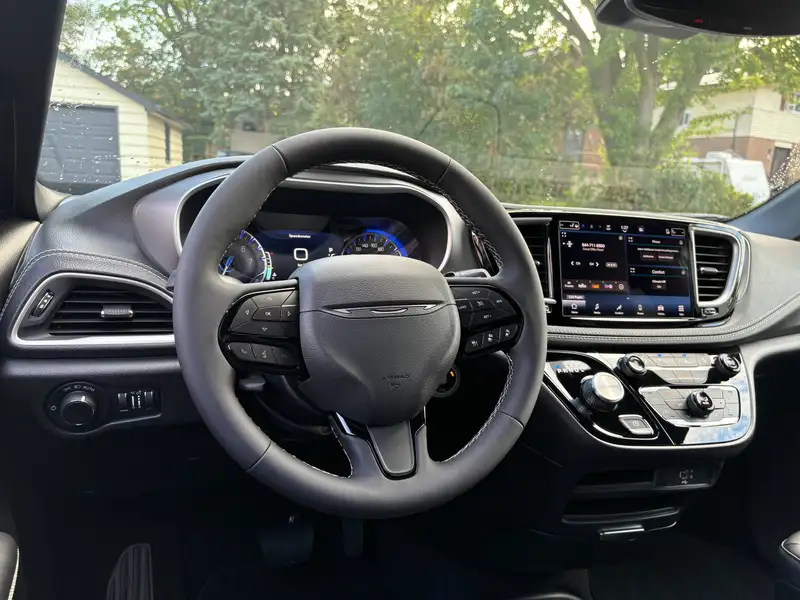 2027 Chrysler Pacifica, zelená, 22 km, dovoz Kanada — foto 11 z 12
