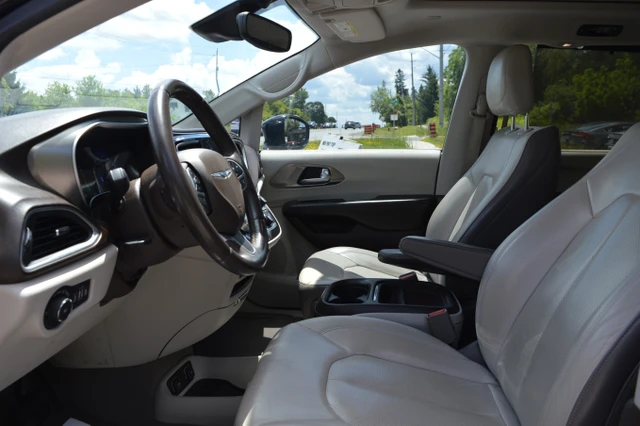 2017 Chrysler Pacifica 4DR WGN, černá, 158 543 km, dovoz Kanada — foto 9 z 20