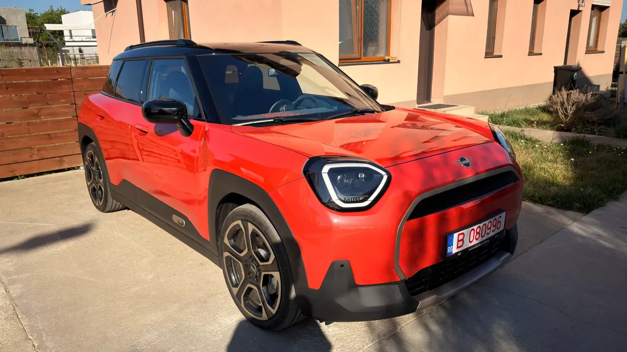 2025 MINI Aceman, 10 500 km, Rumunsko — foto 1
