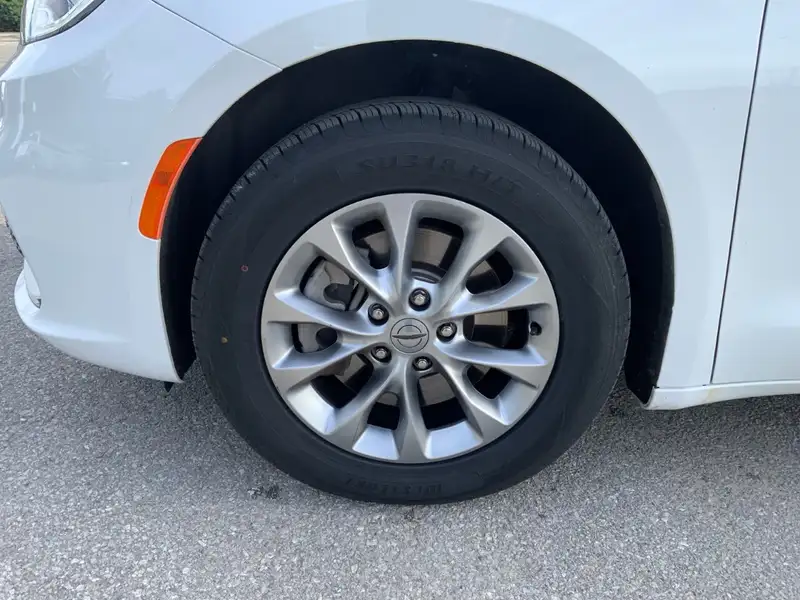 2023 Chrysler Pacifica Touring L AWD, bílá, 108 621 km, dovoz Kanada — foto 9 z 12