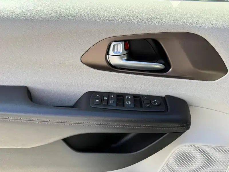 2017 Chrysler Pacifica LX, černá, 43 513 km, dovoz Kanada — foto 11 z 12