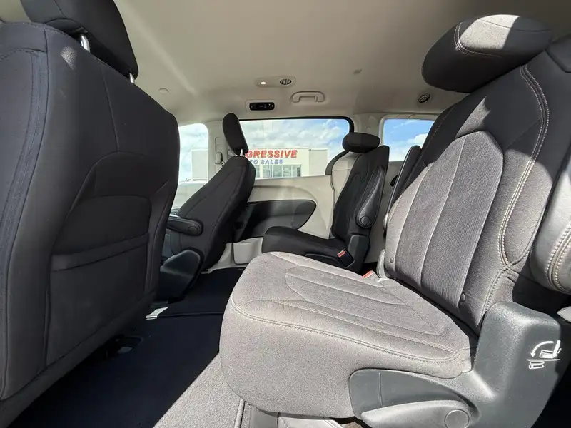 2017 Chrysler Pacifica LX, černá, 43 513 km, dovoz Kanada — foto 12 z 12