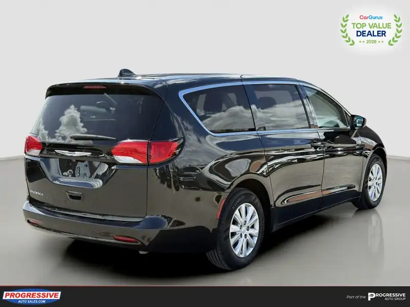 2017 Chrysler Pacifica LX, černá, 43 513 km, dovoz Kanada — foto 6 z 12