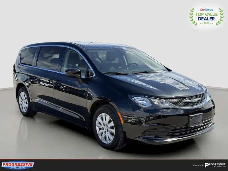 2017 Chrysler Pacifica LX, černá, 43 513 km, dovoz Kanada — foto 7 z 12