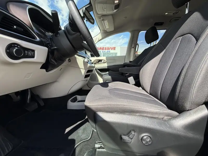 2017 Chrysler Pacifica LX, černá, 43 513 km, dovoz Kanada — foto 9 z 12