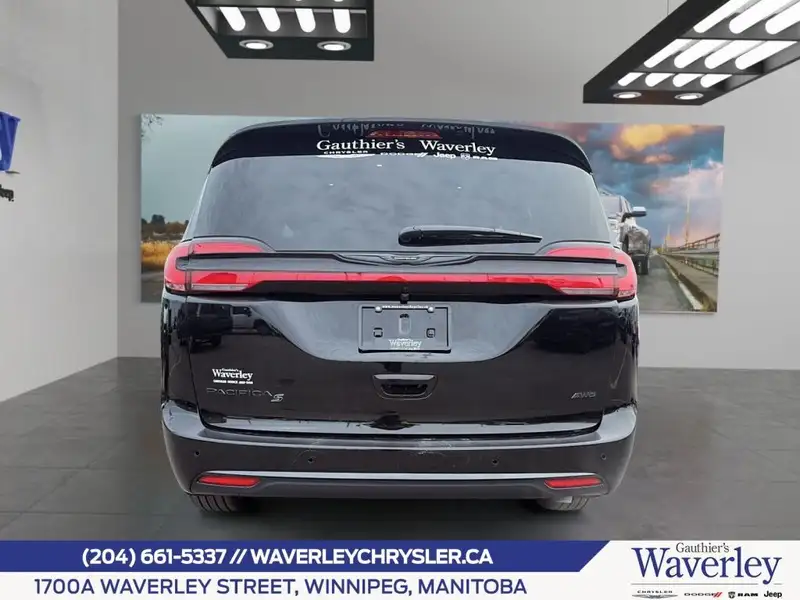 2026 Chrysler Pacifica Select Awd, černá, 12 km, dovoz Kanada — foto 3 z 12