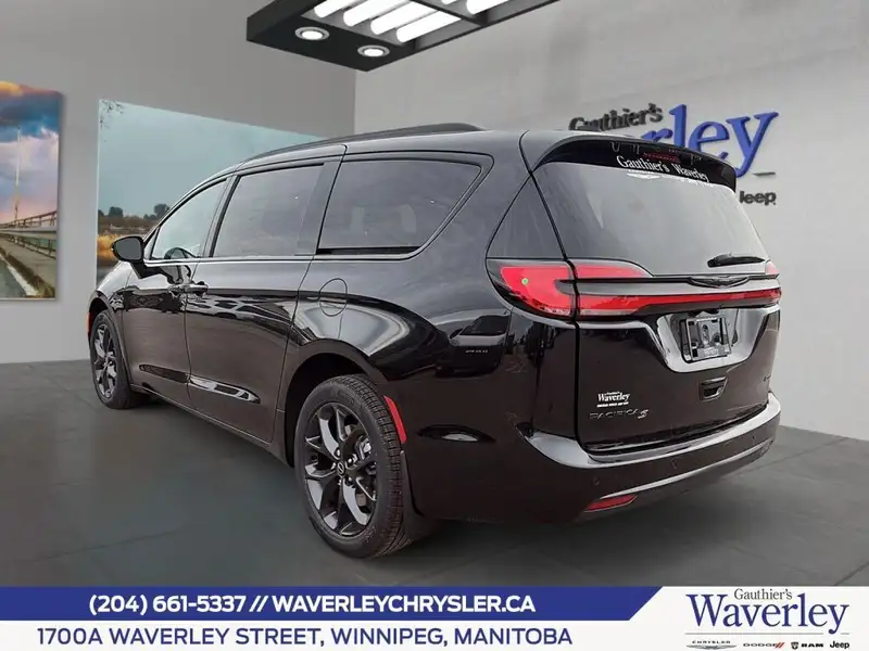 2026 Chrysler Pacifica Select Awd, černá, 12 km, dovoz Kanada — foto 4 z 12