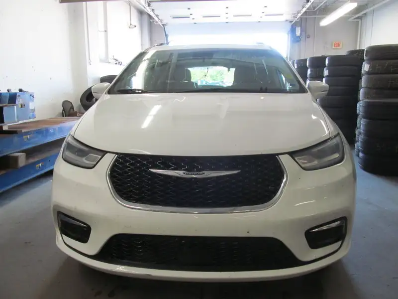 2021 Chrysler Pacifica, bílá, 167 389 km, dovoz Kanada — foto 2 z 6