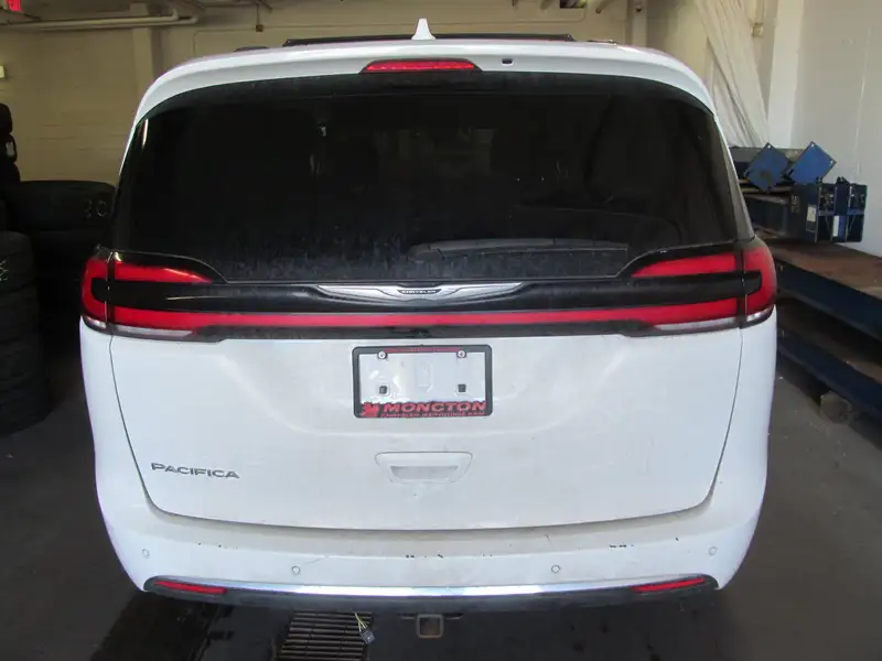 2021 Chrysler Pacifica, bílá, 167 389 km, dovoz Kanada — foto 3 z 6