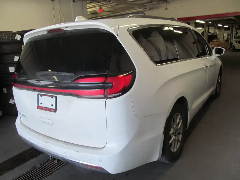 2021 Chrysler Pacifica, bílá, 167 389 km, dovoz Kanada — foto 4 z 6