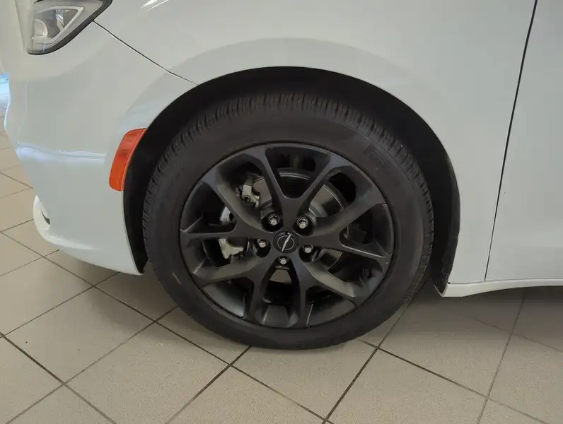 2025 Chrysler Pacifica, bílá, 50 332 km, dovoz Kanada — foto 10 z 12