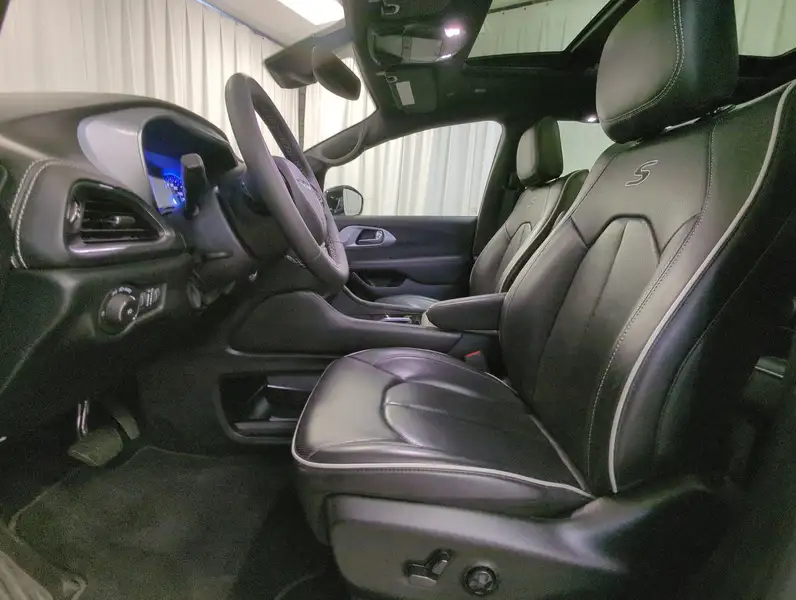 2025 Chrysler Pacifica, bílá, 50 332 km, dovoz Kanada — foto 11 z 12