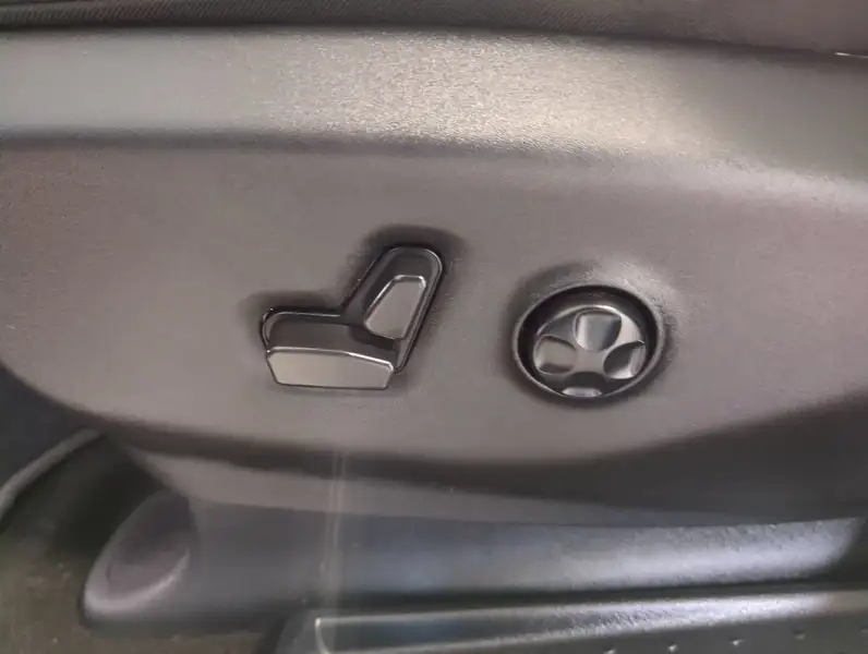 2025 Chrysler Pacifica, bílá, 50 332 km, dovoz Kanada — foto 12 z 12