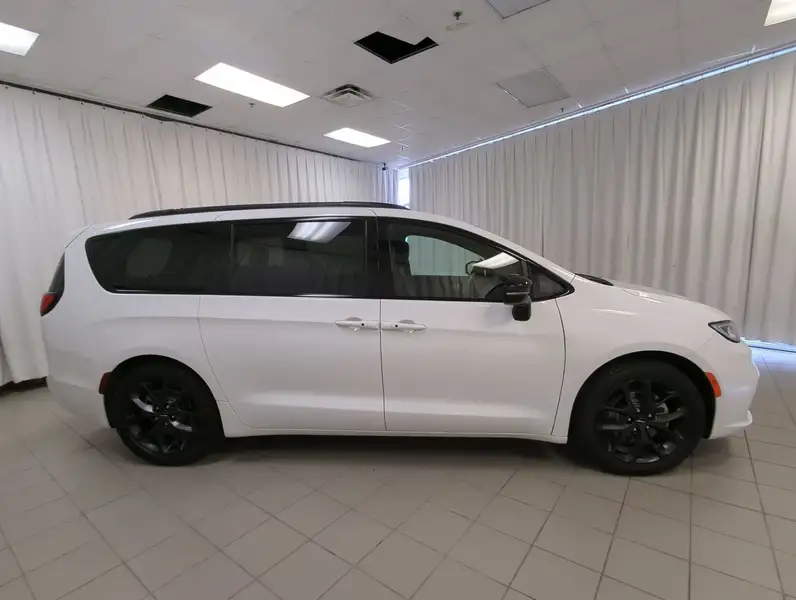 2025 Chrysler Pacifica, bílá, 50 332 km, dovoz Kanada — foto 2 z 12