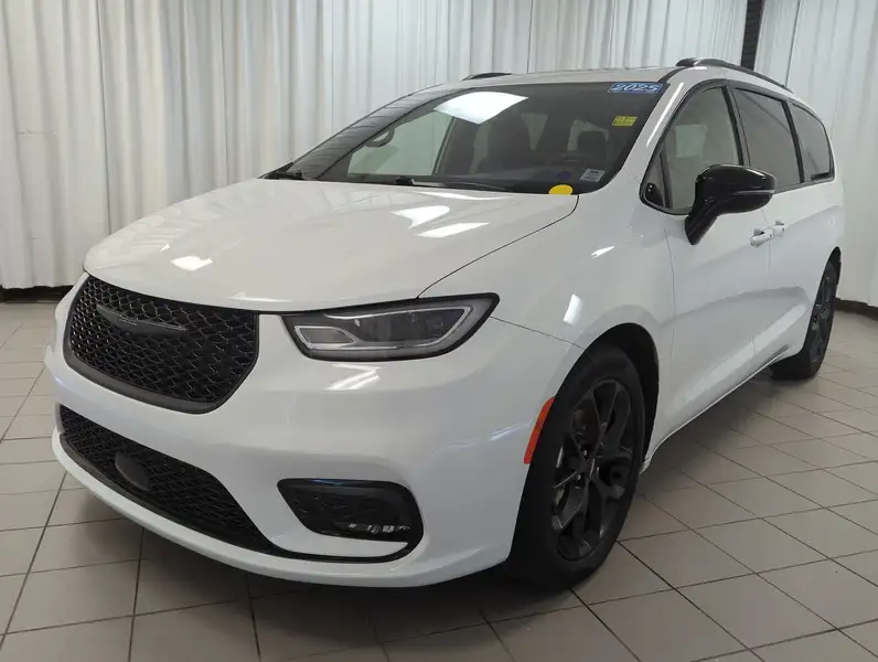 2025 Chrysler Pacifica, bílá, 50 332 km, dovoz Kanada — foto 4 z 12