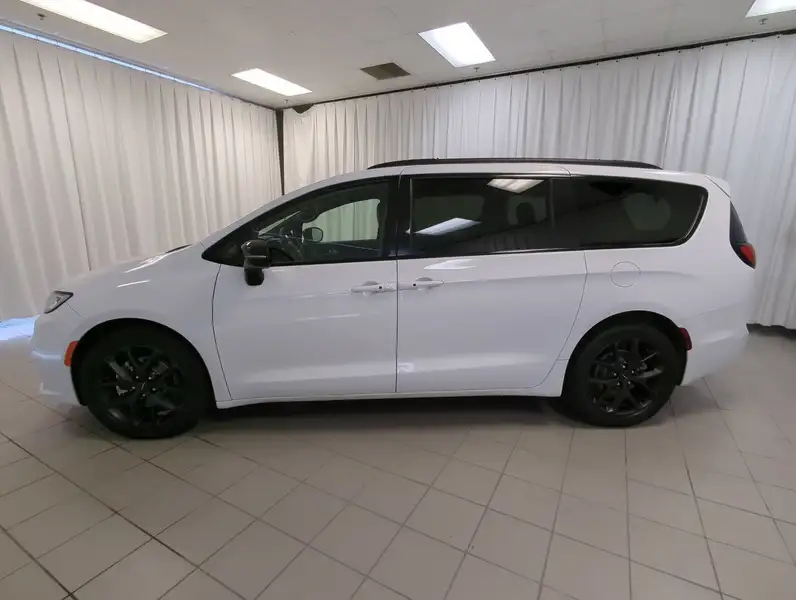 2025 Chrysler Pacifica, bílá, 50 332 km, dovoz Kanada — foto 5 z 12