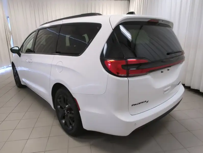 2025 Chrysler Pacifica, bílá, 50 332 km, dovoz Kanada — foto 7 z 12