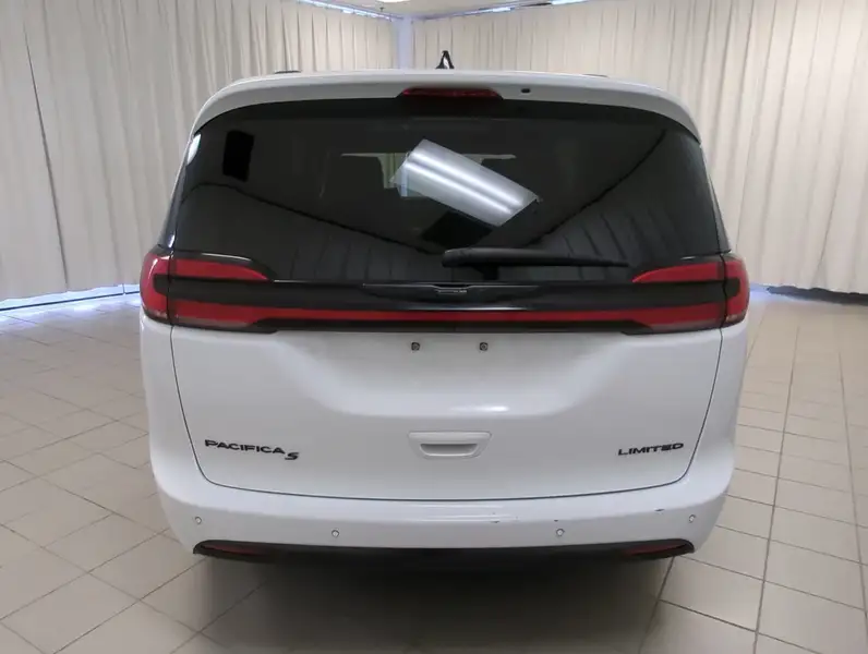 2025 Chrysler Pacifica, bílá, 50 332 km, dovoz Kanada — foto 8 z 12