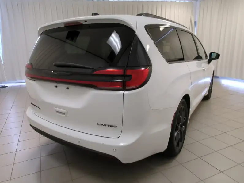 2025 Chrysler Pacifica, bílá, 50 332 km, dovoz Kanada — foto 9 z 12
