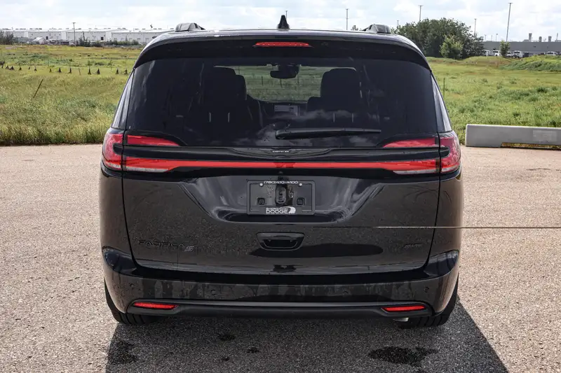 2026 Chrysler Pacifica Select AWD, černá, 15 km, dovoz Kanada — foto 3 z 12
