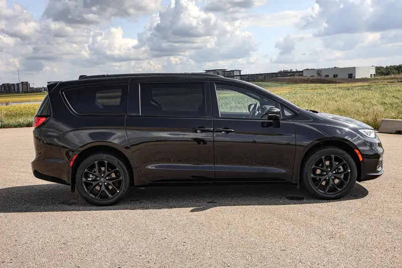 2026 Chrysler Pacifica Select AWD, černá, 15 km, dovoz Kanada — foto 5 z 12