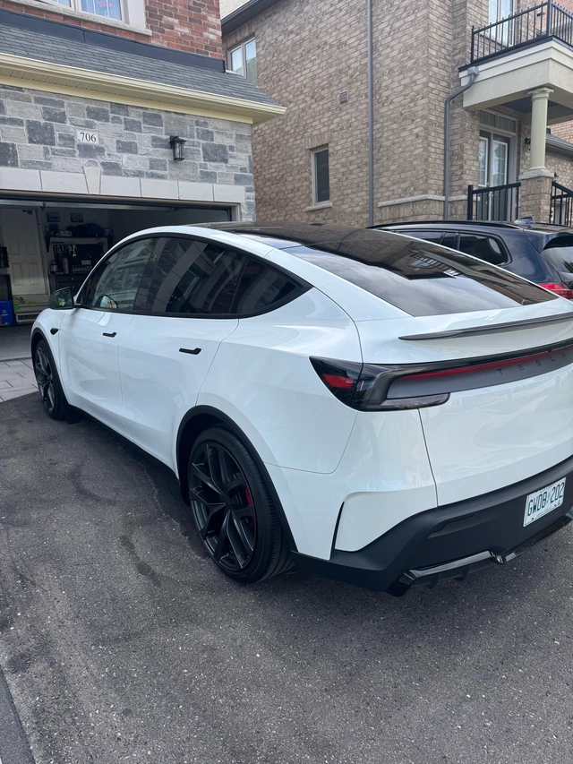 2026 Tesla Model Y Performance, bílá, 11 000 km, dovoz Kanada — foto 1