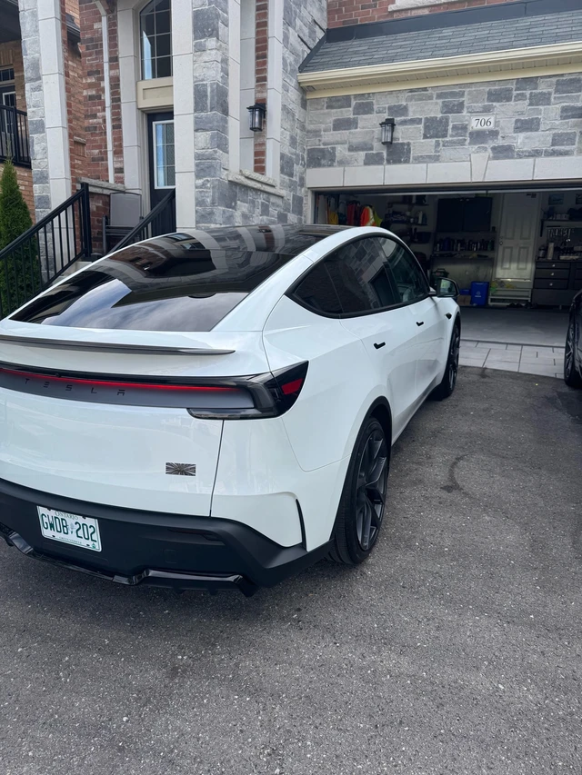 2026 Tesla Model Y Performance, bílá, 11 000 km, dovoz Kanada — foto 2 z 5