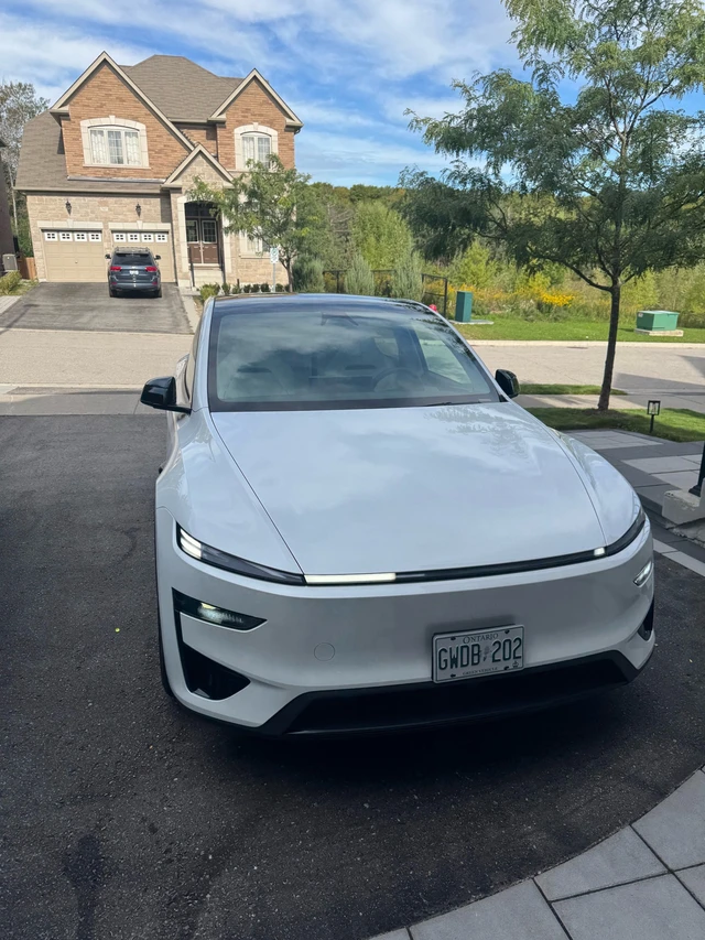 2026 Tesla Model Y Performance, bílá, 11 000 km, dovoz Kanada — foto 3 z 5