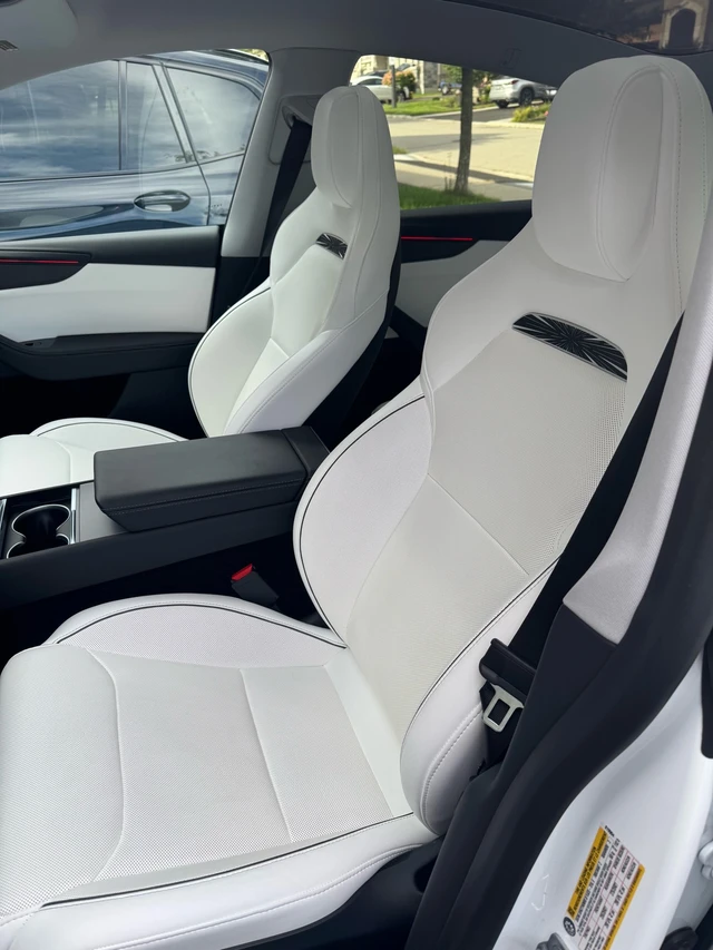 2026 Tesla Model Y Performance, bílá, 11 000 km, dovoz Kanada — foto 4 z 5