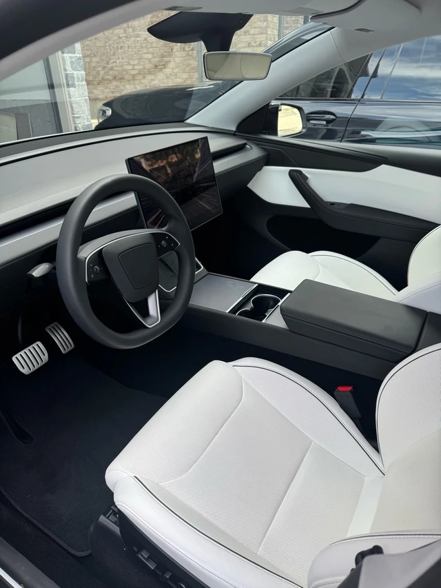 2026 Tesla Model Y Performance, bílá, 11 000 km, dovoz Kanada — foto 5 z 5