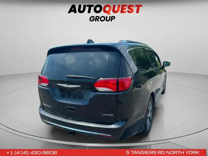 2017 Chrysler Pacifica Limited, černá, 122 700 km, dovoz Kanada — foto 4 z 12