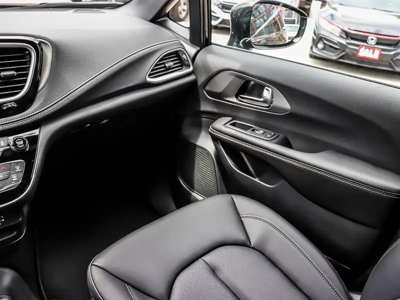2027 Chrysler Pacifica Select, černá, 50 km, dovoz Kanada — foto 11 z 12