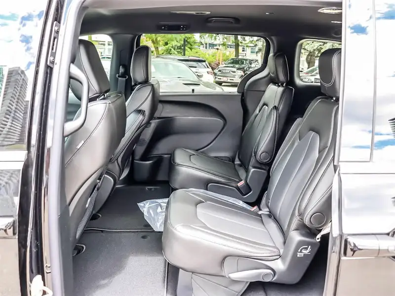 2027 Chrysler Pacifica Select, černá, 50 km, dovoz Kanada — foto 12 z 12