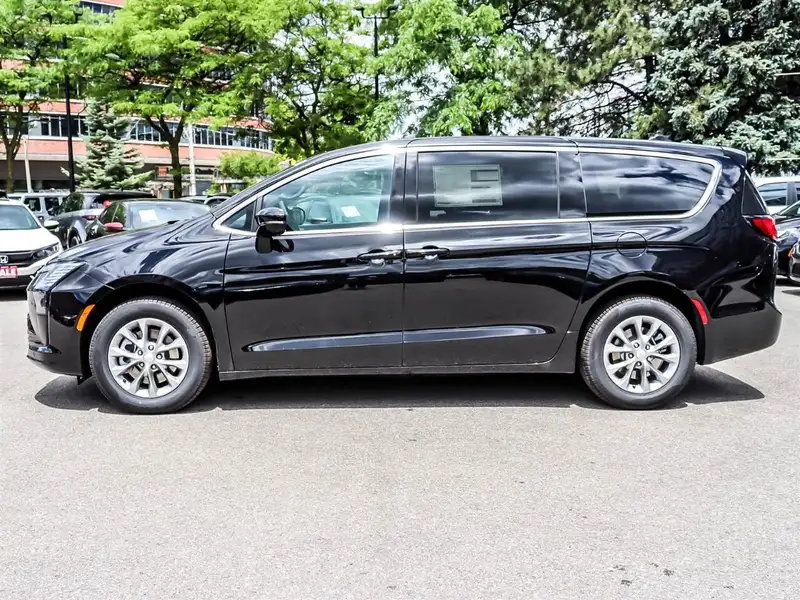 2027 Chrysler Pacifica Select, černá, 50 km, dovoz Kanada — foto 4 z 12