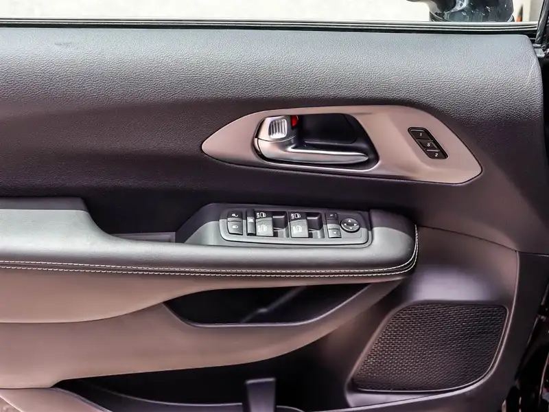 2027 Chrysler Pacifica Select, černá, 50 km, dovoz Kanada — foto 5 z 12
