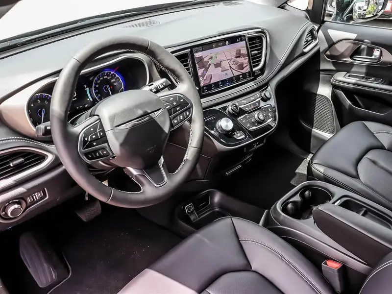 2027 Chrysler Pacifica Select, černá, 50 km, dovoz Kanada — foto 6 z 12