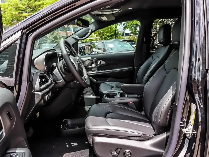 2027 Chrysler Pacifica Select, černá, 50 km, dovoz Kanada — foto 7 z 12