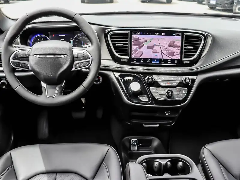 2027 Chrysler Pacifica Select, černá, 50 km, dovoz Kanada — foto 8 z 12