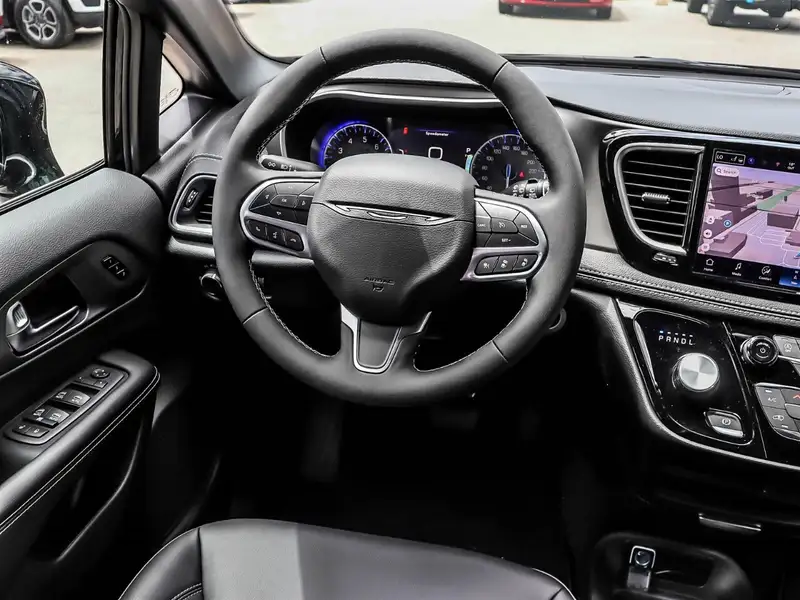 2027 Chrysler Pacifica Select, černá, 50 km, dovoz Kanada — foto 9 z 12