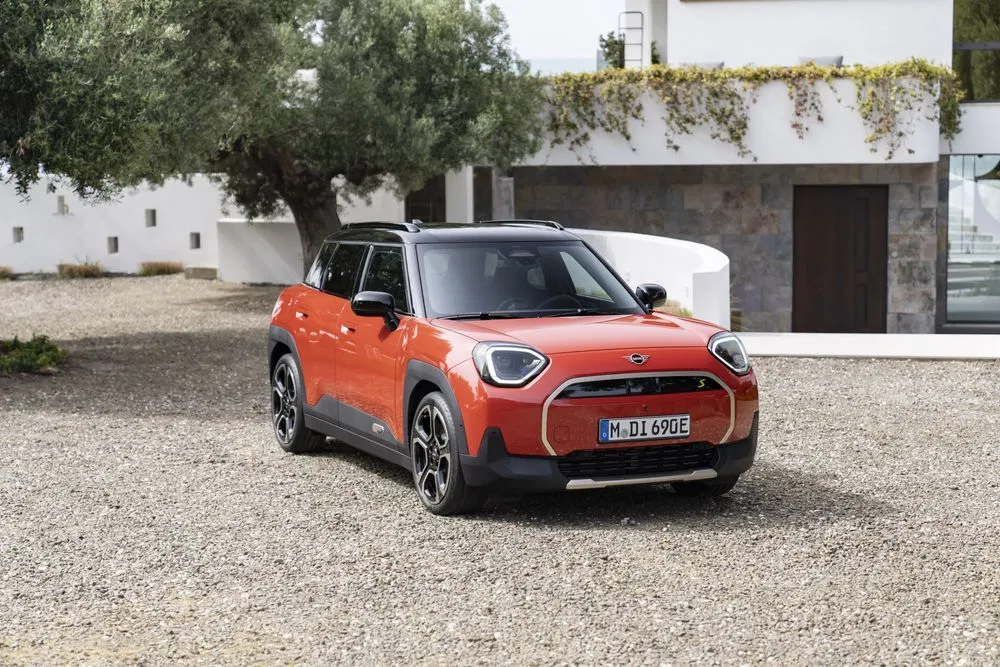 MINI Aceman, 1 km, Portugalsko — foto 1