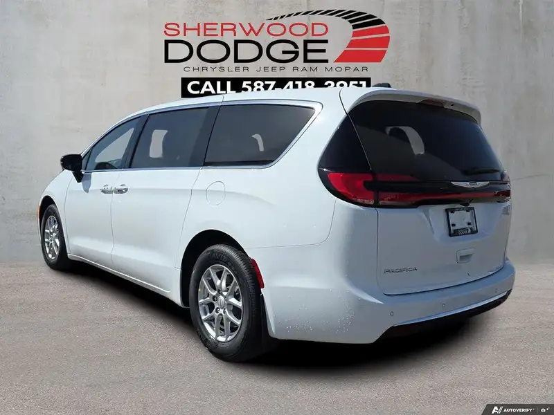 2026 Chrysler Pacifica Select, bílá, 20 km, dovoz Kanada — foto 2 z 12