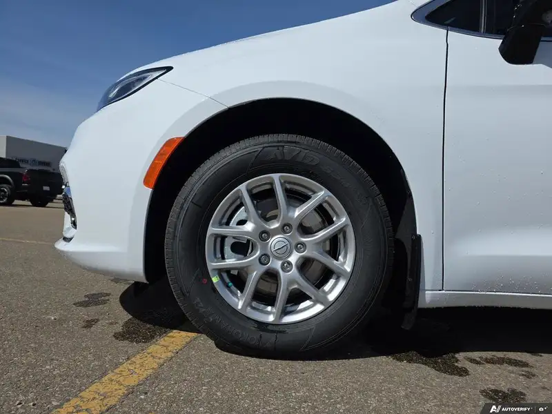 2026 Chrysler Pacifica Select, bílá, 20 km, dovoz Kanada — foto 6 z 12