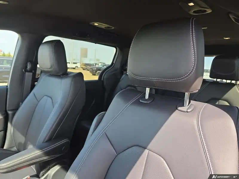 2026 Chrysler Pacifica Select, bílá, 20 km, dovoz Kanada — foto 8 z 12
