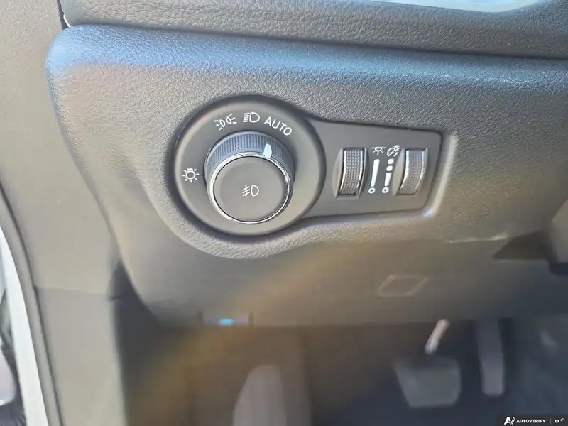 2026 Chrysler Pacifica Select, bílá, 20 km, dovoz Kanada — foto 9 z 12