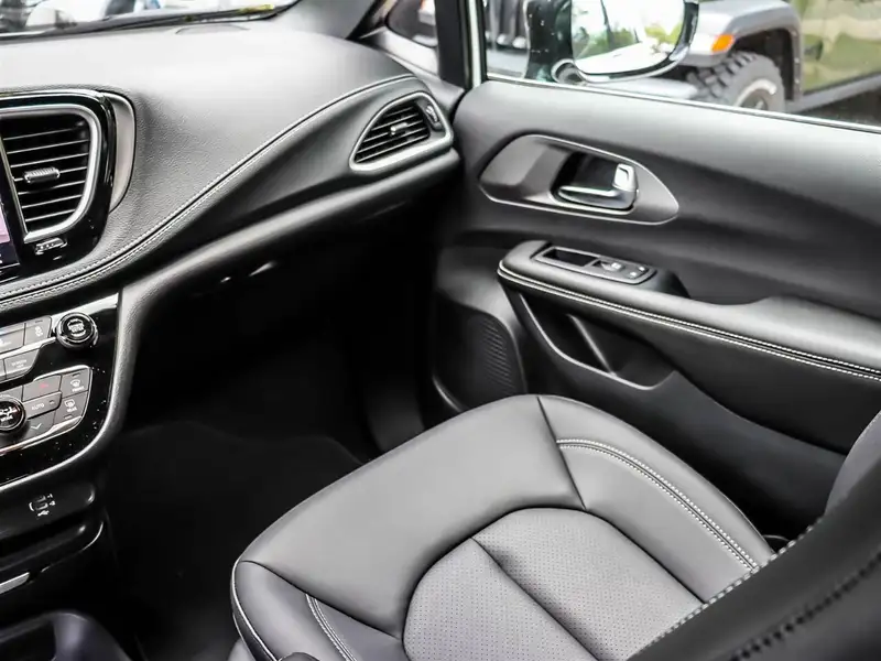 2027 Chrysler Pacifica Select, bílá, 10 km, dovoz Kanada — foto 11 z 12