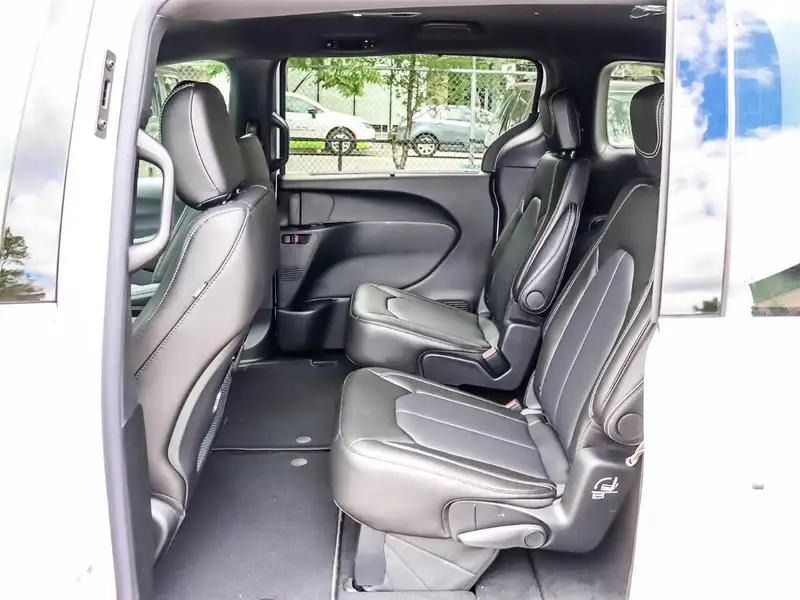 2027 Chrysler Pacifica Select, bílá, 10 km, dovoz Kanada — foto 12 z 12