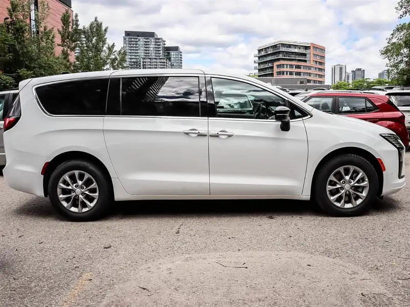 2027 Chrysler Pacifica Select, bílá, 10 km, dovoz Kanada — foto 3 z 12